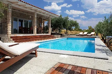 Air-Conditioned 3-Bedroom Apartment in Bol for 6