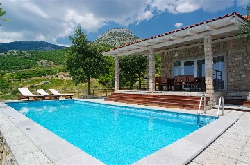 Air-Conditioned 3-Bedroom Apartment in Bol for 6