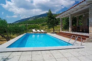 Air-Conditioned 3-Bedroom Apartment in Bol for 6