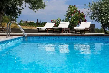 Air-Conditioned 3-Bedroom Apartment in Bol for 6