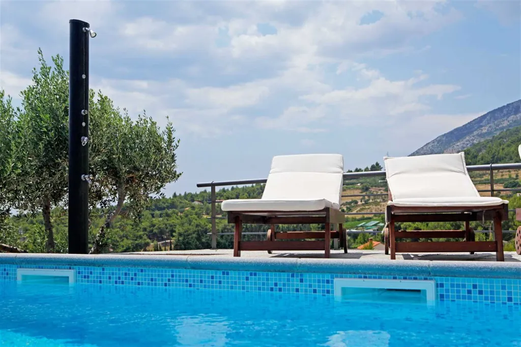Air-Conditioned 3-Bedroom Apartment in Bol for 6