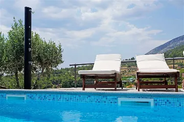 Air-Conditioned 3-Bedroom Apartment in Bol for 6