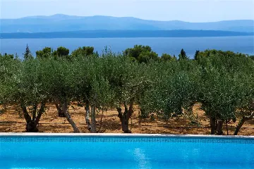 Air-Conditioned 3-Bedroom Apartment in Bol for 6