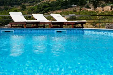 Air-Conditioned 3-Bedroom Apartment in Bol for 6