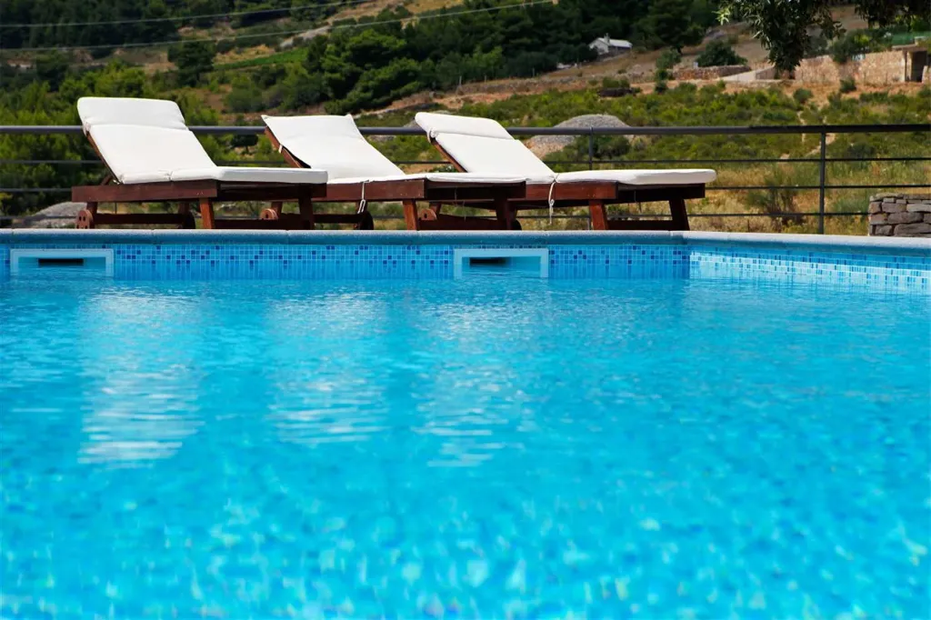 Air-Conditioned 3-Bedroom Apartment in Bol for 6