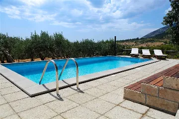 Air-Conditioned 3-Bedroom Apartment in Bol for 6