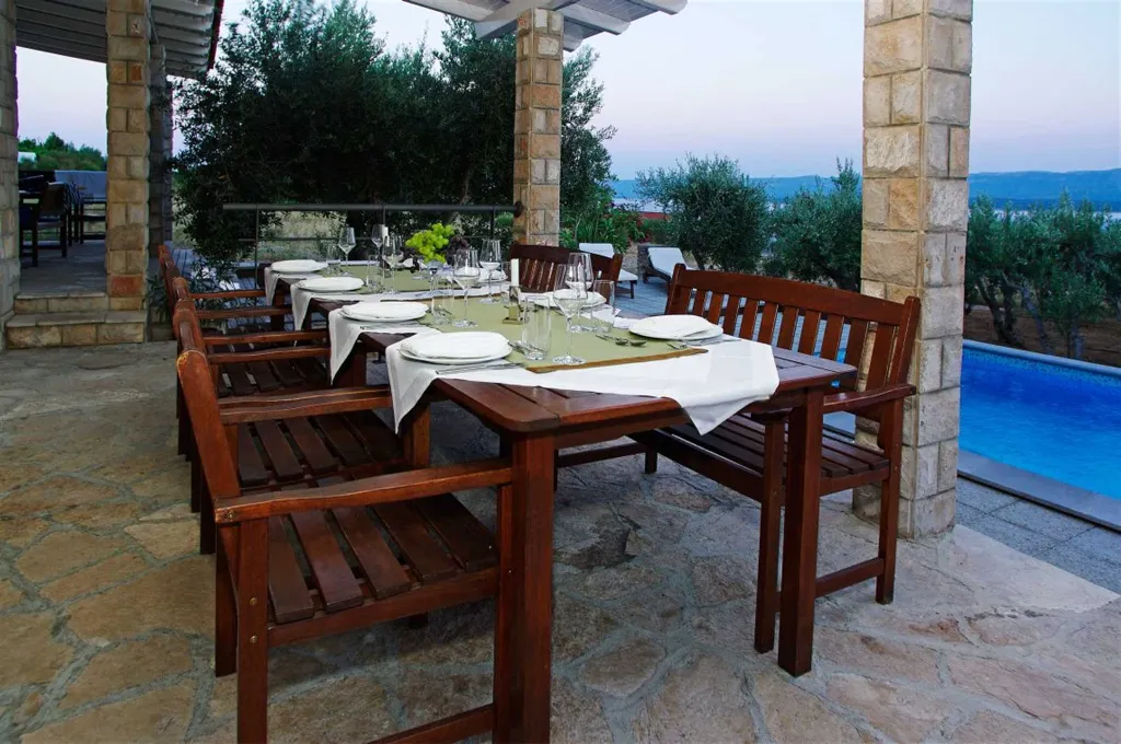 Air-Conditioned 3-Bedroom Apartment in Bol for 6