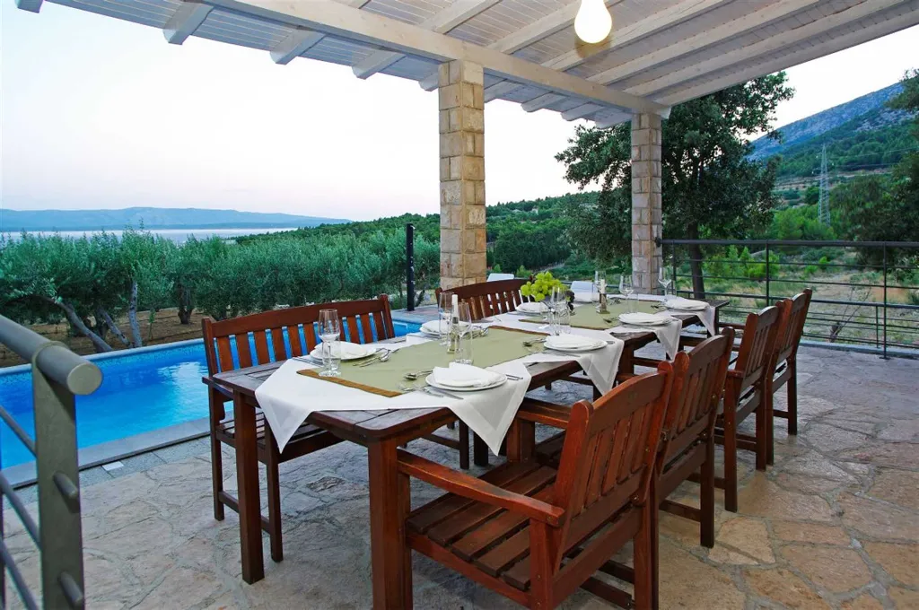 Air-Conditioned 3-Bedroom Apartment in Bol for 6