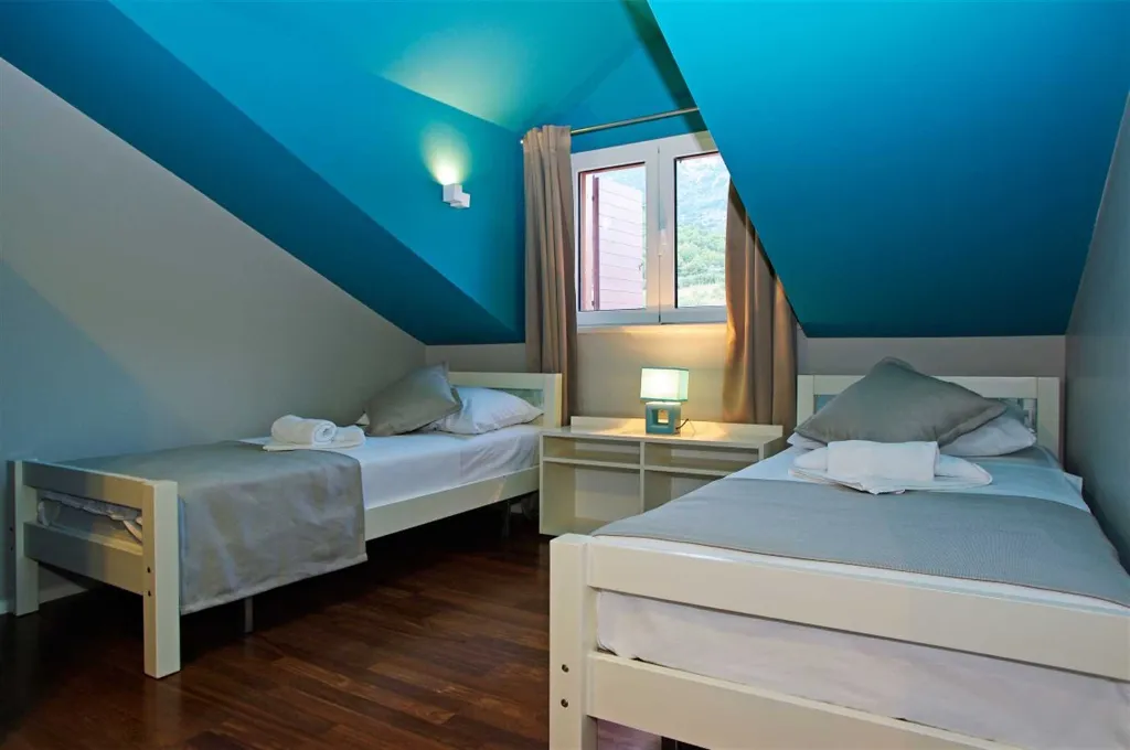 Air-Conditioned 3-Bedroom Apartment in Bol for 6