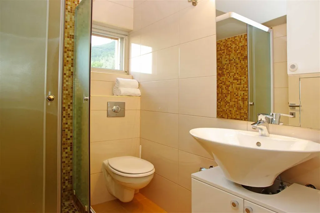 Air-Conditioned 3-Bedroom Apartment in Bol for 6