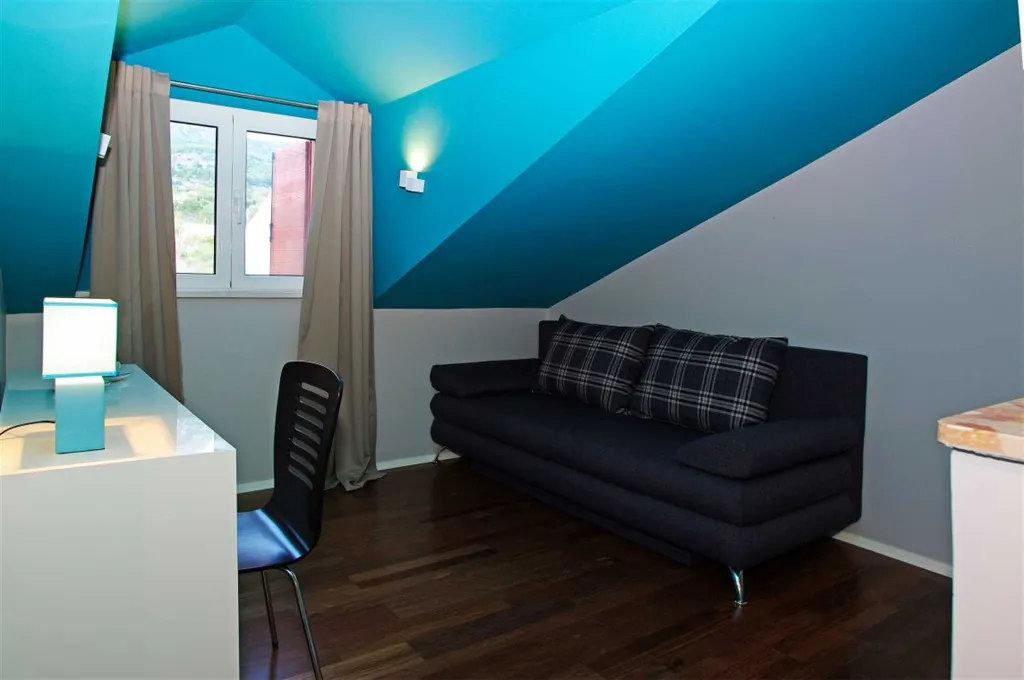 Air-Conditioned 3-Bedroom Apartment in Bol for 6