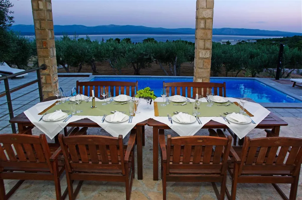 Air-Conditioned 3-Bedroom Apartment in Bol for 6
