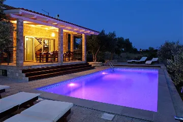 Air-Conditioned 3-Bedroom Apartment in Bol for 6