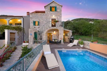 Air-Conditioned 2-Bedroom Villa with Pool in Bol