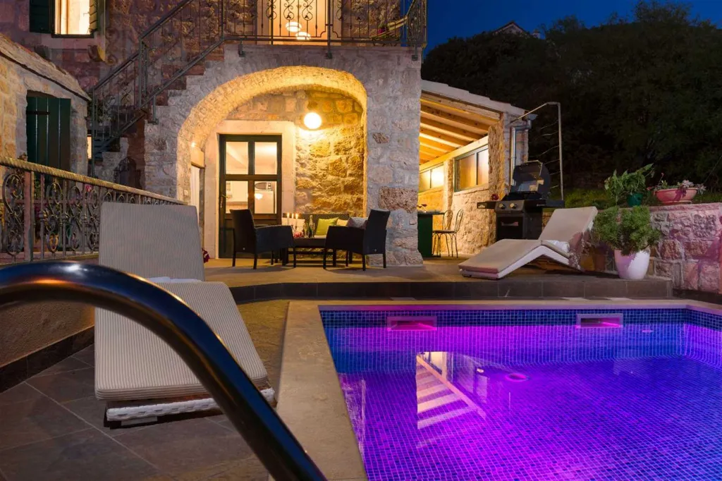 Air-Conditioned 2-Bedroom Villa with Pool in Bol