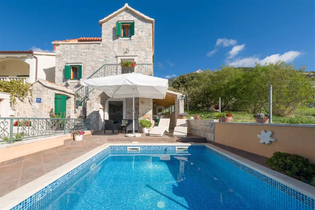 Air-Conditioned 2-Bedroom Villa with Pool in Bol