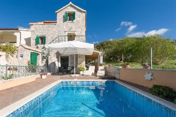 Air-Conditioned 2-Bedroom Villa with Pool in Bol