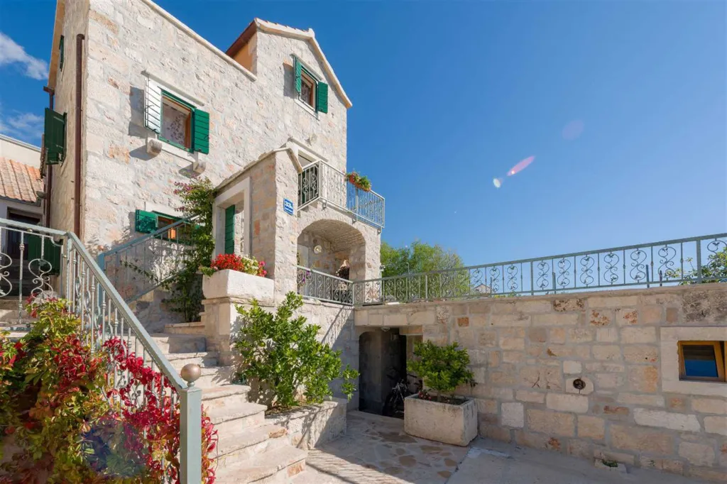 Air-Conditioned 2-Bedroom Villa with Pool in Bol