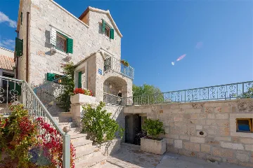 Air-Conditioned 2-Bedroom Villa with Pool in Bol