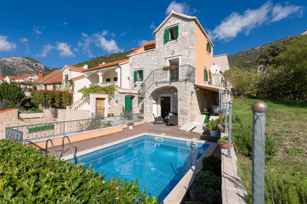 Air-Conditioned 2-Bedroom Villa with Pool in Bol
