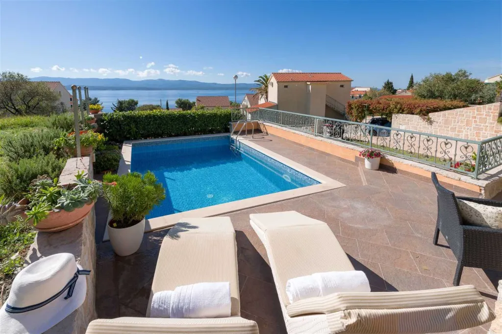 Air-Conditioned 2-Bedroom Villa with Pool in Bol