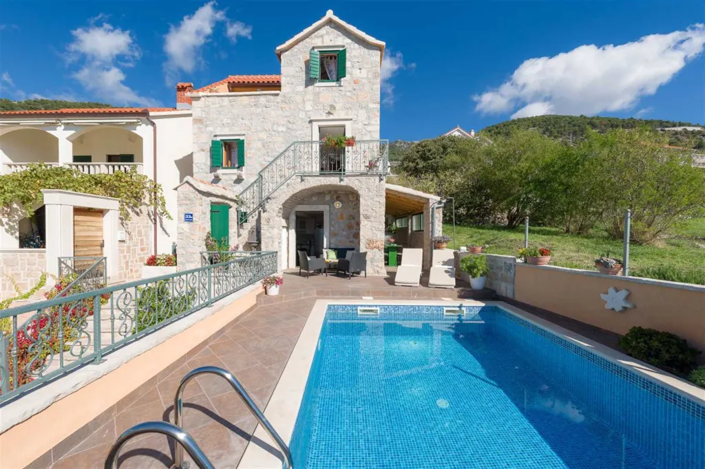 Air-Conditioned 2-Bedroom Villa with Pool in Bol
