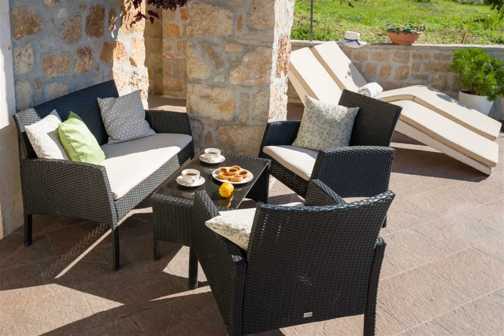Air-Conditioned 2-Bedroom Villa with Pool in Bol