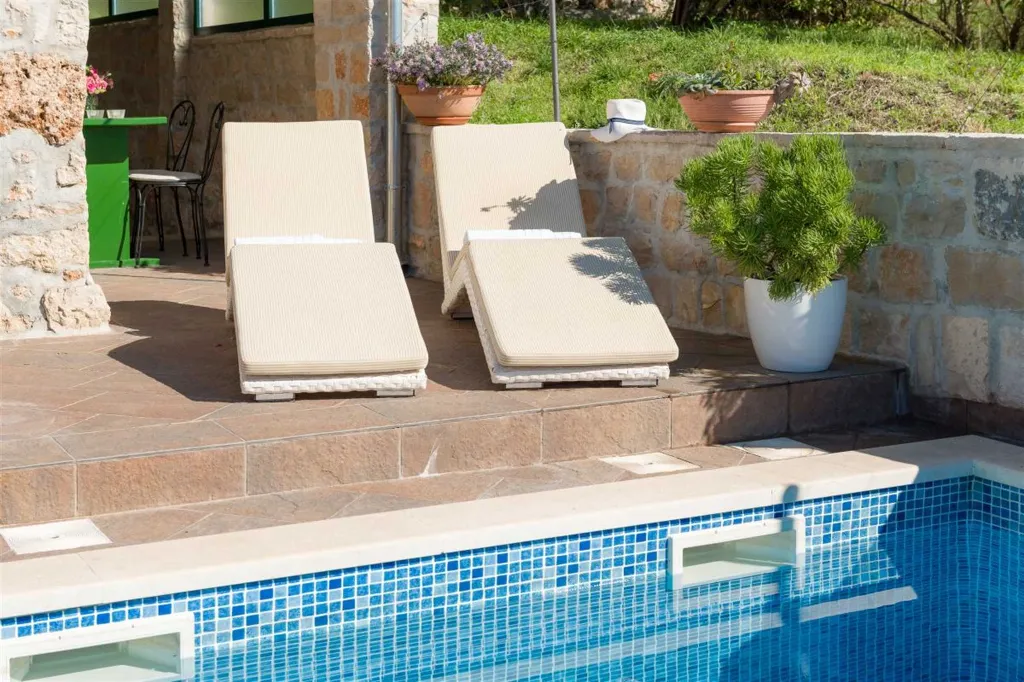 Air-Conditioned 2-Bedroom Villa with Pool in Bol