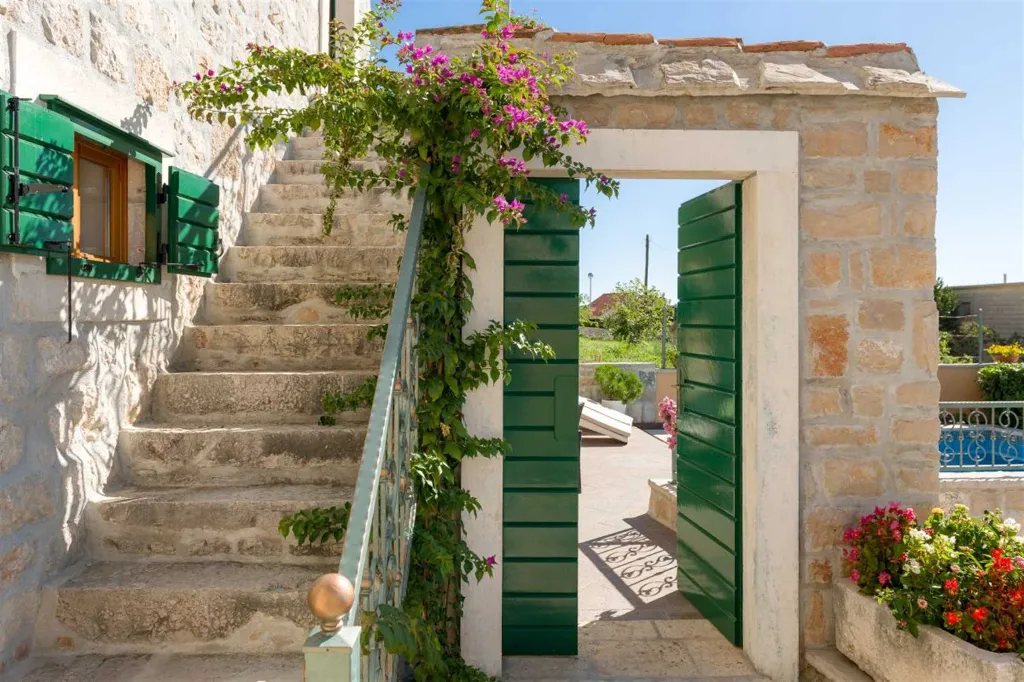 Air-Conditioned 2-Bedroom Villa with Pool in Bol