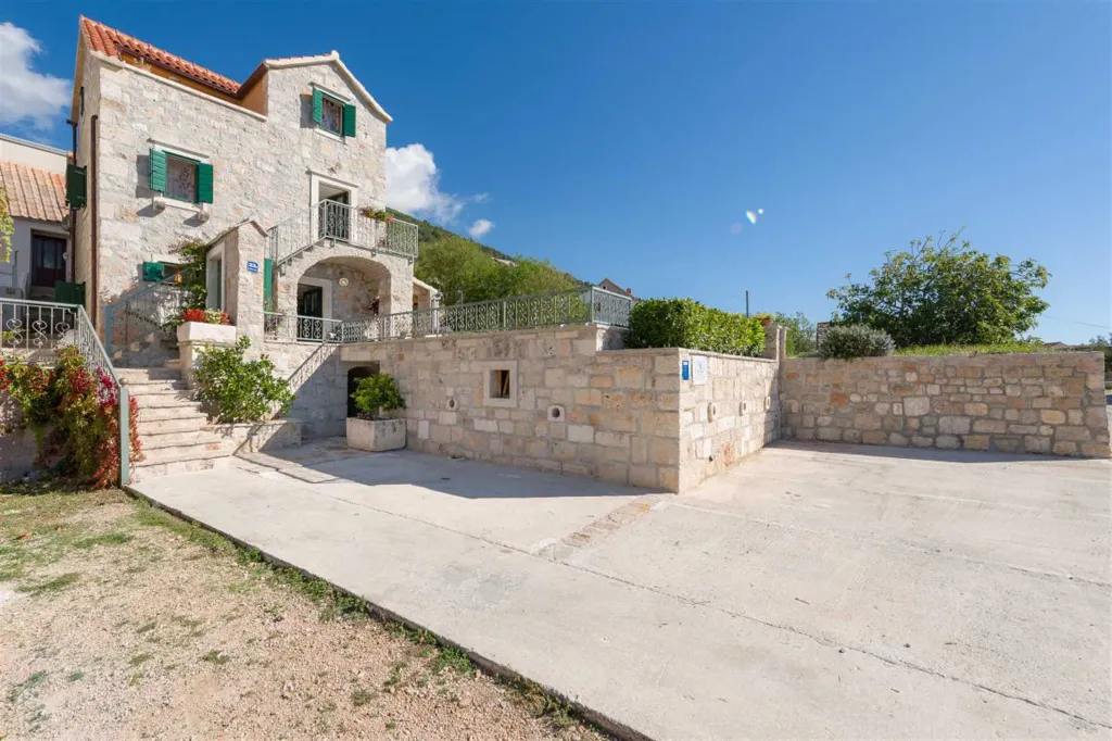 Air-Conditioned 2-Bedroom Villa with Pool in Bol