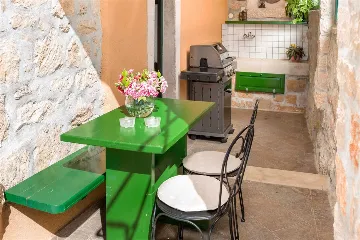 Air-Conditioned 2-Bedroom Villa with Pool in Bol