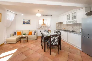 Air-Conditioned 2-Bedroom Villa with Pool in Bol