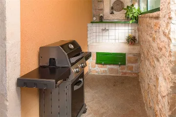 Air-Conditioned 2-Bedroom Villa with Pool in Bol