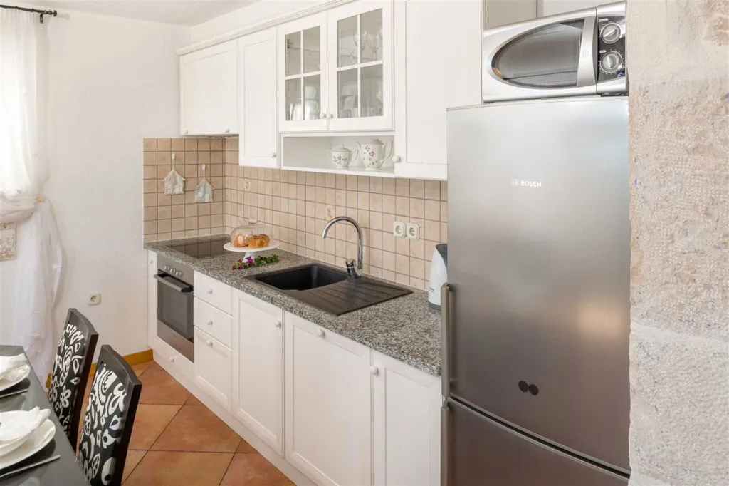 Air-Conditioned 2-Bedroom Villa with Pool in Bol