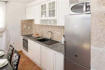 Air-Conditioned 2-Bedroom Villa with Pool in Bol