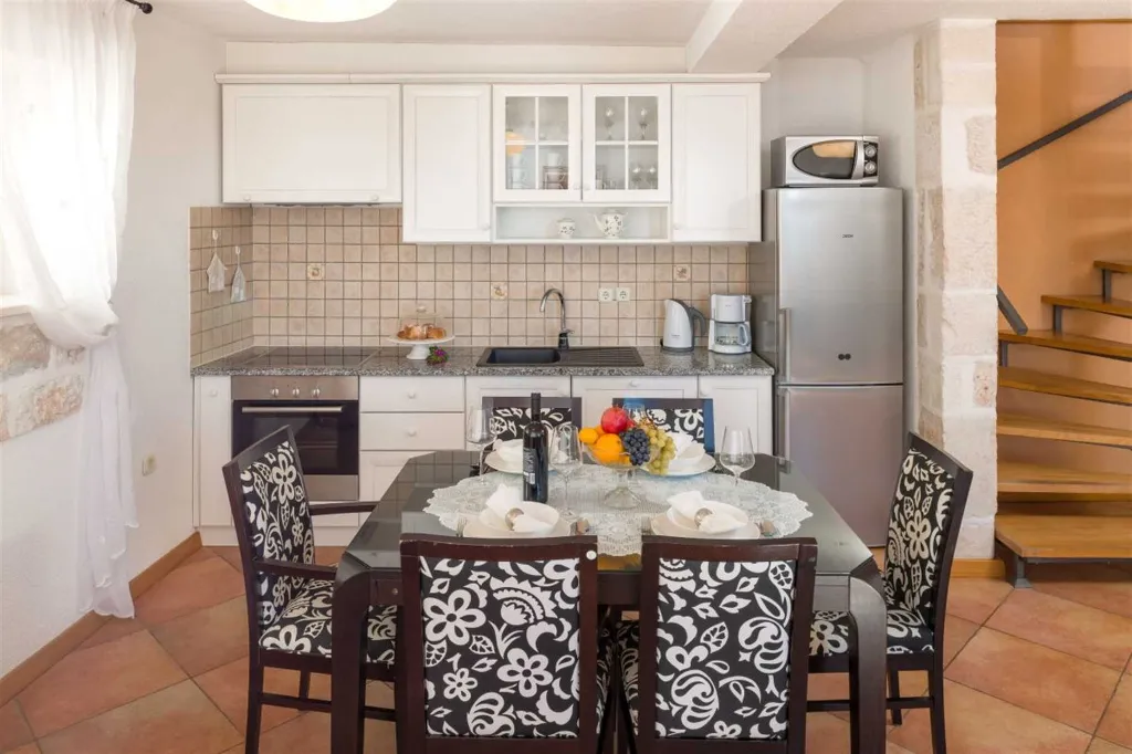 Air-Conditioned 2-Bedroom Villa with Pool in Bol