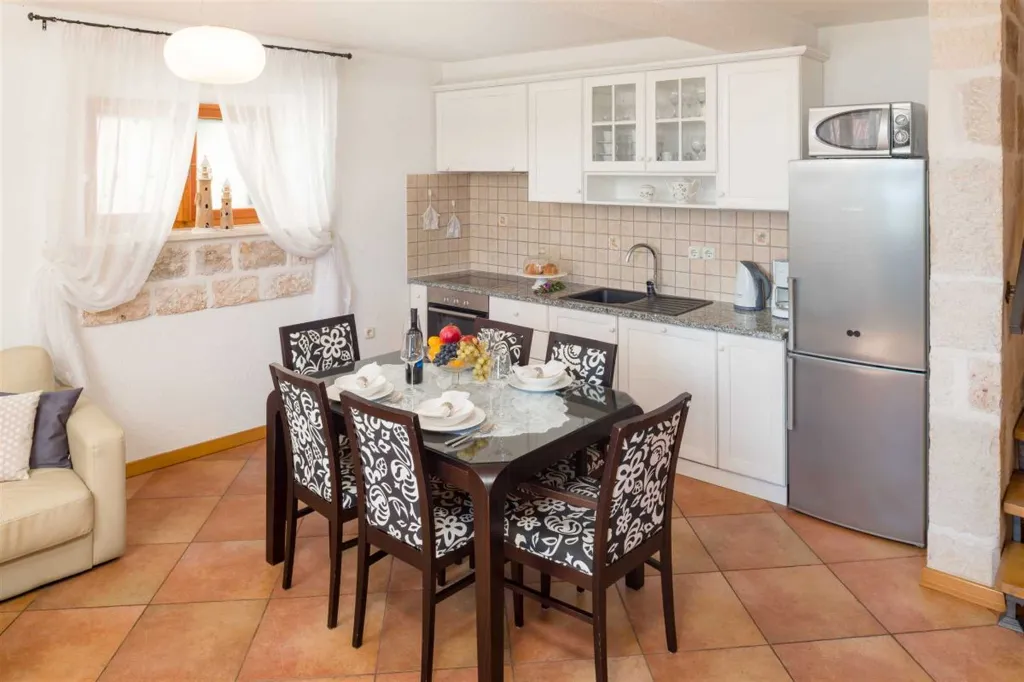 Air-Conditioned 2-Bedroom Villa with Pool in Bol