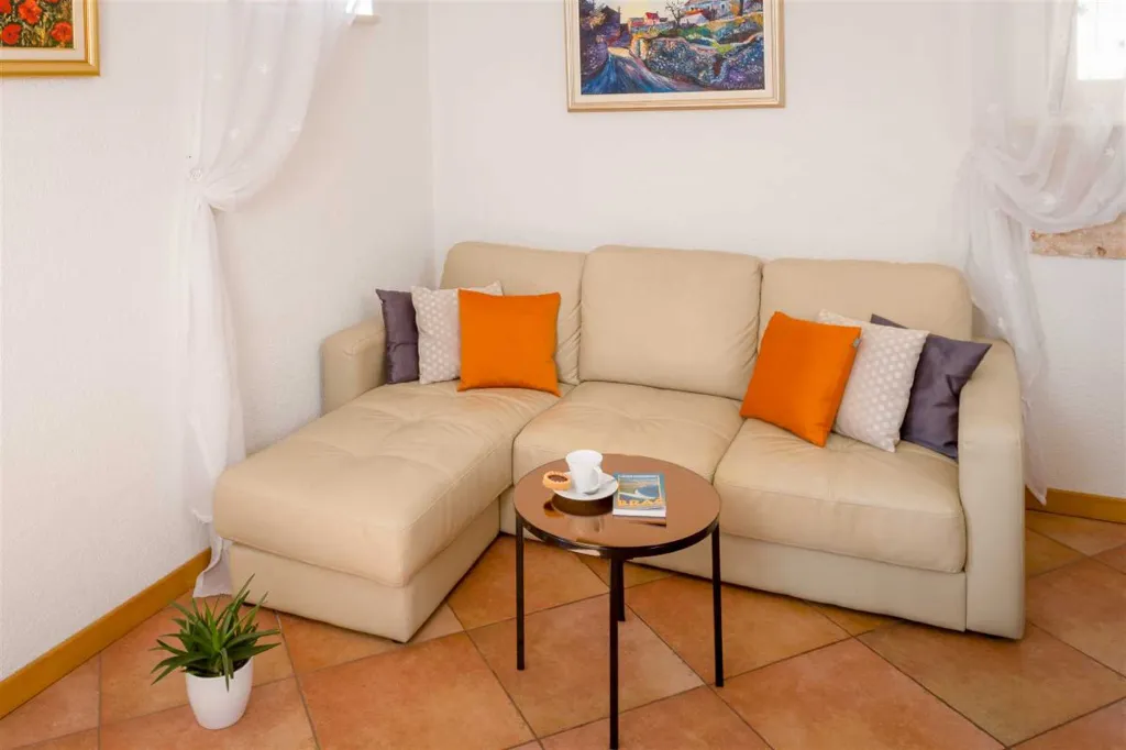 Air-Conditioned 2-Bedroom Villa with Pool in Bol
