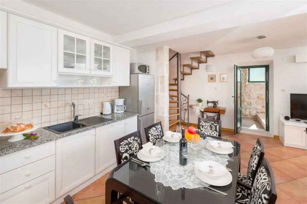 Air-Conditioned 2-Bedroom Villa with Pool in Bol