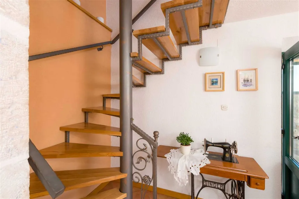 Air-Conditioned 2-Bedroom Villa with Pool in Bol