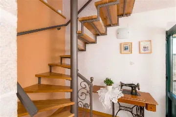 Air-Conditioned 2-Bedroom Villa with Pool in Bol