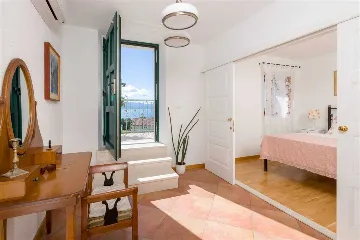 Air-Conditioned 2-Bedroom Villa with Pool in Bol