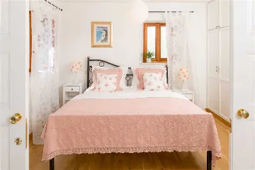 Air-Conditioned 2-Bedroom Villa with Pool in Bol