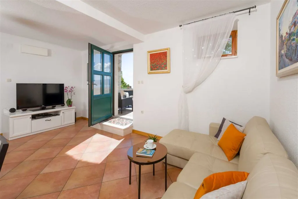 Air-Conditioned 2-Bedroom Villa with Pool in Bol