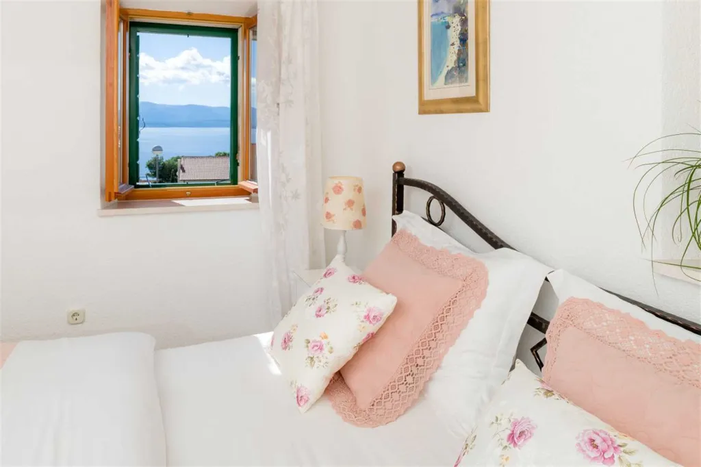 Air-Conditioned 2-Bedroom Villa with Pool in Bol