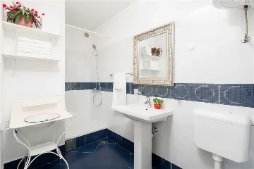 Air-Conditioned 2-Bedroom Villa with Pool in Bol