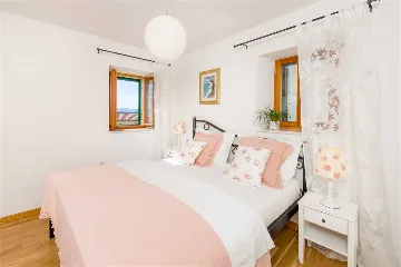 Air-Conditioned 2-Bedroom Villa with Pool in Bol