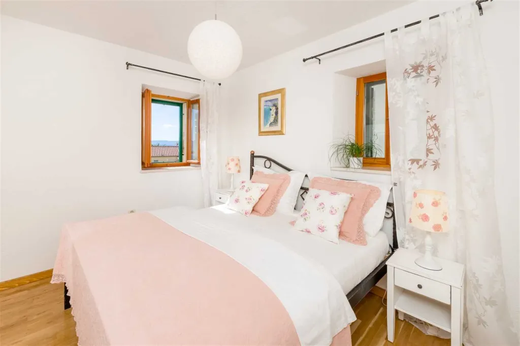 Air-Conditioned 2-Bedroom Villa with Pool in Bol