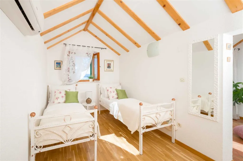 Air-Conditioned 2-Bedroom Villa with Pool in Bol