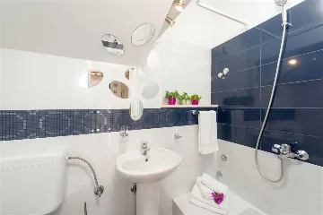 Air-Conditioned 2-Bedroom Villa with Pool in Bol